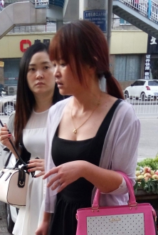 丰满低胸的熟女，眼神有点陌生