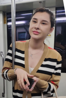 街拍条纹针织衫黑色短裙美女图片