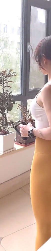 健美身材美熟女居家锻炼图片