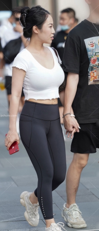 街拍低胸v字领性感身材美女