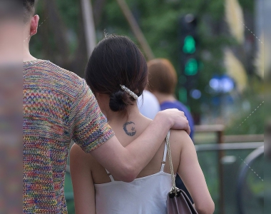 街拍白色真丝吊带连衣长裙美臀美女图片