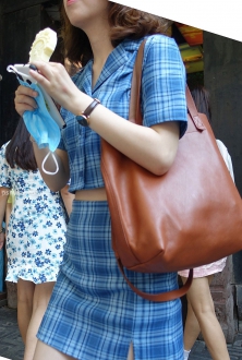 街拍时尚穿搭蓝色格子短裙美腿美女图片写真