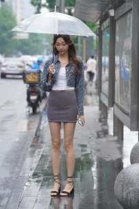 街拍大长腿美女