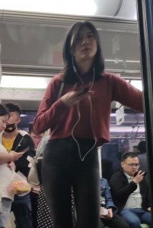 北京地铁枣红色T恤黑色牛仔裤复古风美女