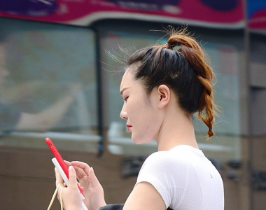 街拍健美紧身裤美女，越看越喜欢