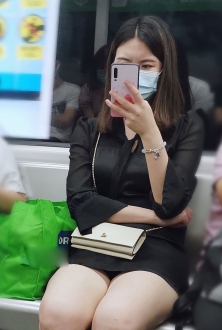 地铁上的白嫩大腿