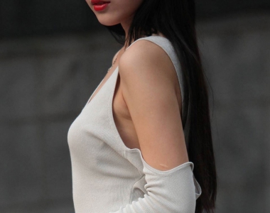 街拍穿米白色连衣长裙的美女美臀写真图片