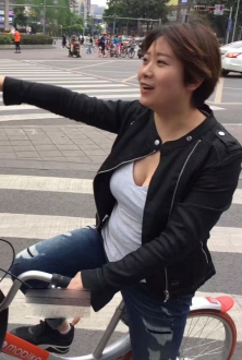 街头偶遇性感低胸美少妇，故意借机搭讪她，好心人呐