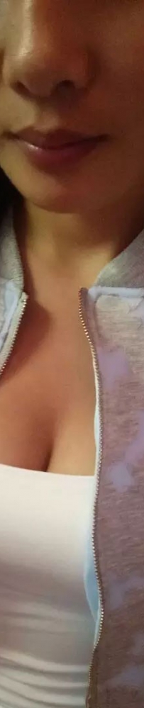 美容院的员工坐着床头给我自拍