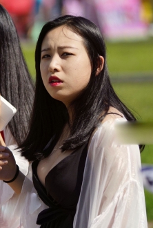 丰满圆润的美女，传说中的爆乳装