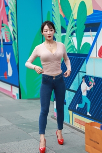 丰满紧身牛仔裤美女街拍高清大图