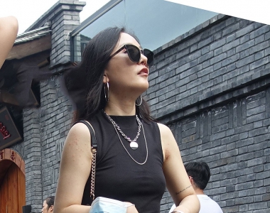 街拍穿灰色牛仔短裤的女人