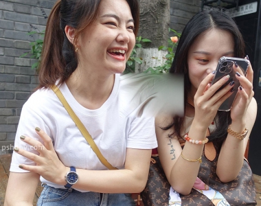 街拍蓝色牛仔热裤美腿美女图片
