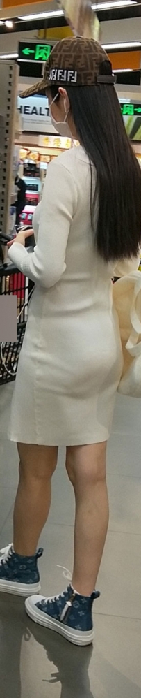超市里偶遇性感白色短裙美女图片