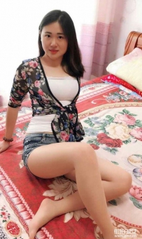 居家美熟女，床上晒自拍，知性熟女