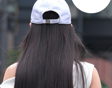 街拍白色T恤浅蓝色长裙美女图片