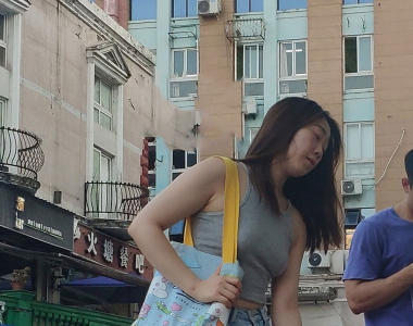 街拍牛仔热裤美女大秀长腿图