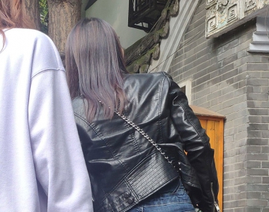街拍气质美女穿搭深蓝色牛仔长裤美女图片