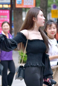 长腿香肩美少妇