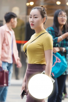 很喜欢熟女这样挂着小肩包
