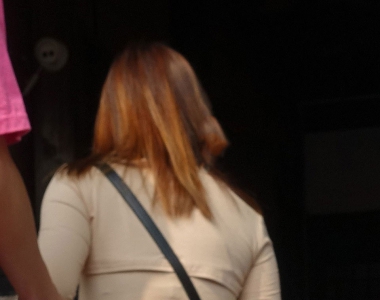 街拍时尚穿搭之白色休闲裤美女图片