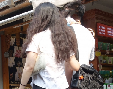 街拍黑丝黑色短裙美少妇图片