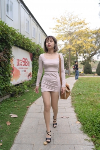 庭中的美女