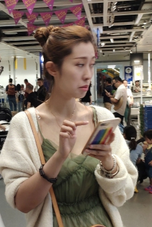 街拍草绿色吊带裙美女图片