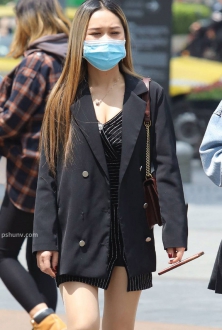 街拍美女黑色小西服外套写真图片