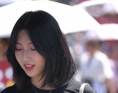 街拍穿搭之黑色短袖牛仔热裤美女美腿图片