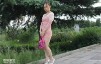 美少妇粉色裹臀性感短裙2