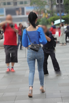 街拍北京太古里妹子很漂亮，忍不住多看了一眼