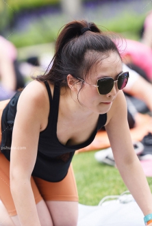 街拍黑色背心土黄色运动短裤美少妇图片
