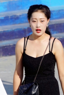 街拍黑色吊带衫休闲裤美女图片