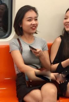 丰满少妇笑得很开心