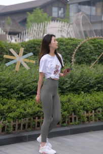 街拍旅拍灰色瑜伽裤美女图片
