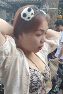 街拍熊猫发卡白色外衣美女图片