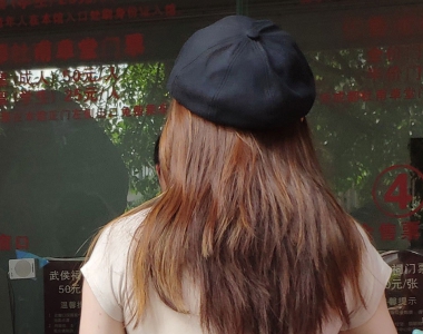 时尚牛仔裤穿搭，破破烂烂个性足