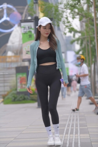 高清街拍性感黑色瑜伽美女图片