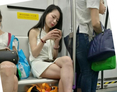 长沙地铁白色连衣裙美女图片