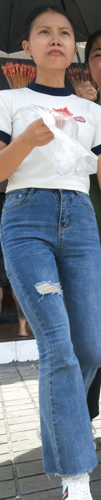 街拍成都步行街奶茶店美臀牛仔美女