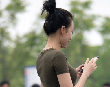 街拍军绿色连衣短裙翘臀美少妇写真图片