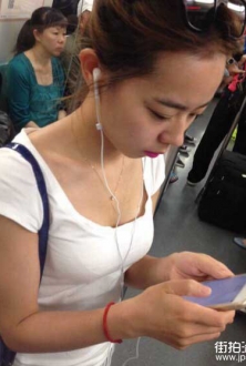 今天地铁人不多，偶遇美女