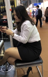 白衬衫配黑色套裙美女图片