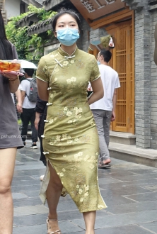 街拍金色旗袍美女写真成熟气质优雅知性