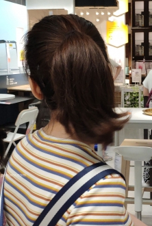 街拍彩色条纹T恤配牛仔裤美女图片2