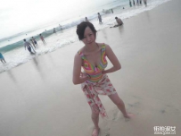 熟女果然放的开，居家比基尼秀