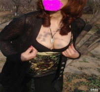 熟女明目张胆的诱惑我，还好公园人少