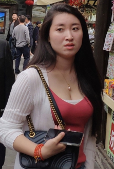 街拍白色针织长衫枣红色打底衫美女图片2