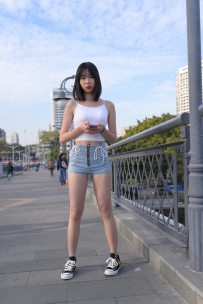 蓝色牛仔热裤街头写真拍摄
